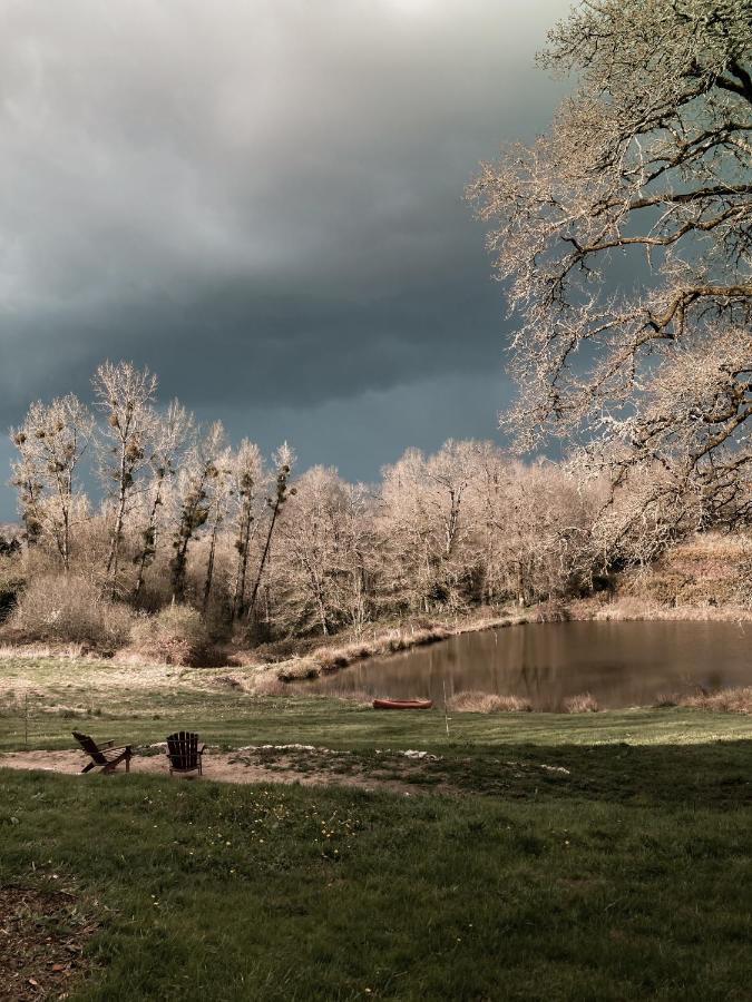 La Ferme Du Pont De Maumy, Cabane Au Bord De L'Etang Et Bain Nordique Busserolles Екстериор снимка