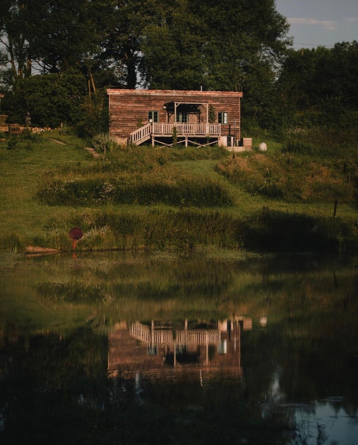 La Ferme Du Pont De Maumy, Cabane Au Bord De L'Etang Et Bain Nordique Busserolles Екстериор снимка