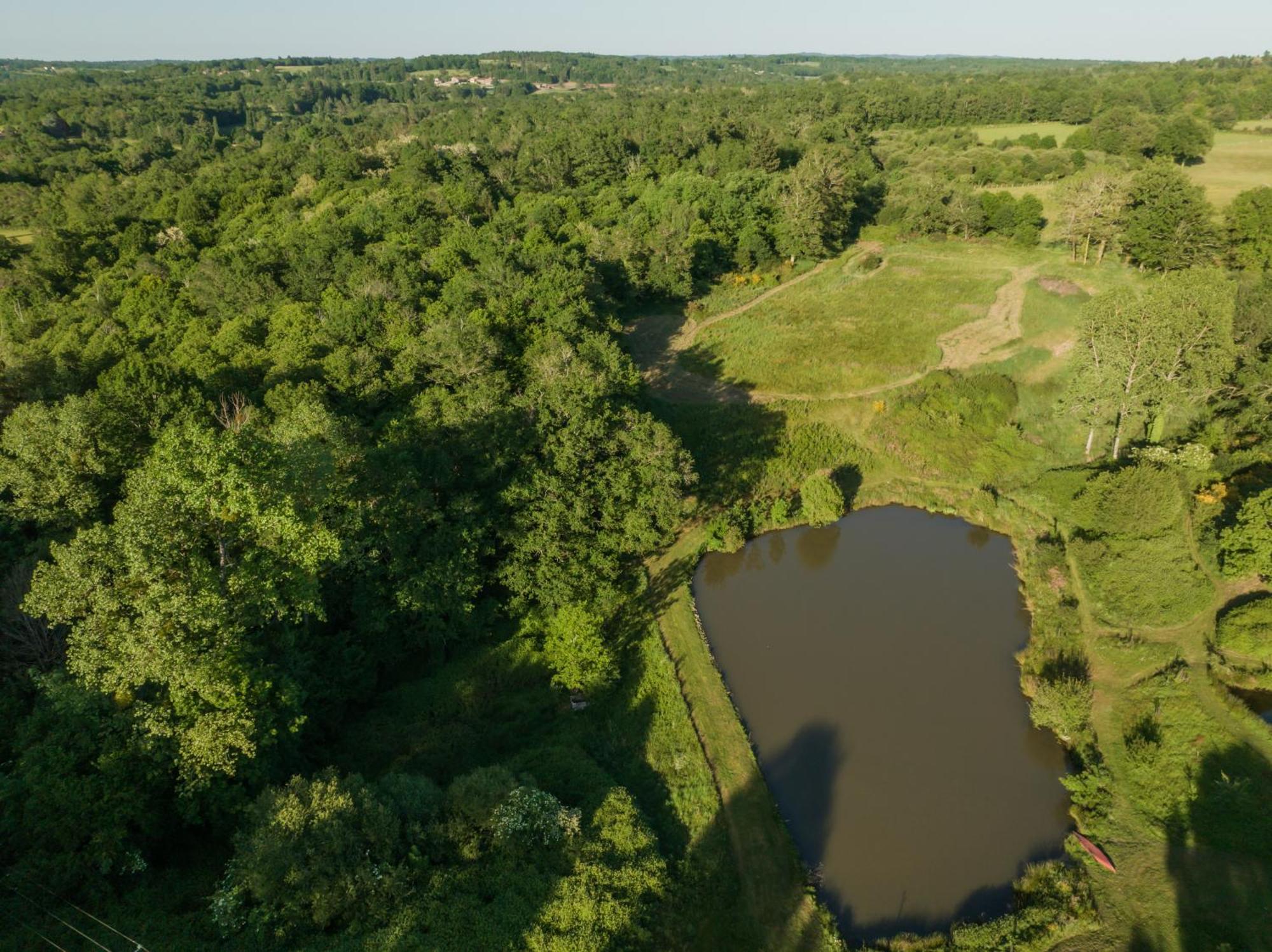 La Ferme Du Pont De Maumy, Cabane Au Bord De L'Etang Et Bain Nordique Busserolles Екстериор снимка
